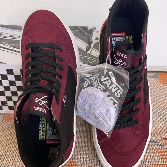 Vans WMNS The Lizzie Port/Black
VN0A4BX102Y
Sneakers - Picture 12 of 16